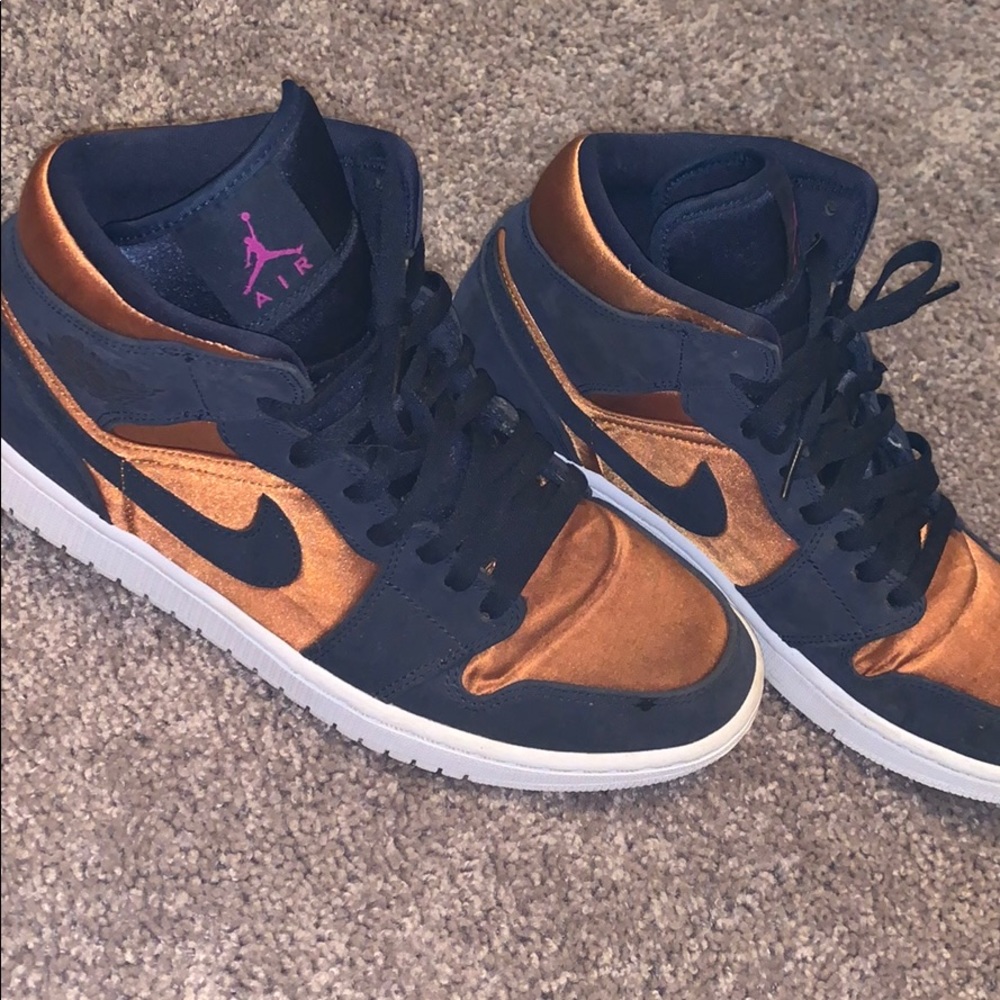 Nike air Jordan 1s “stained gold” size 9
